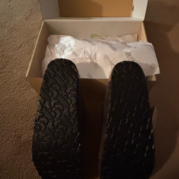 New in Box Women’s Aerothotic Dark Brown Fur Lined Clogs - Picture 5 of 5